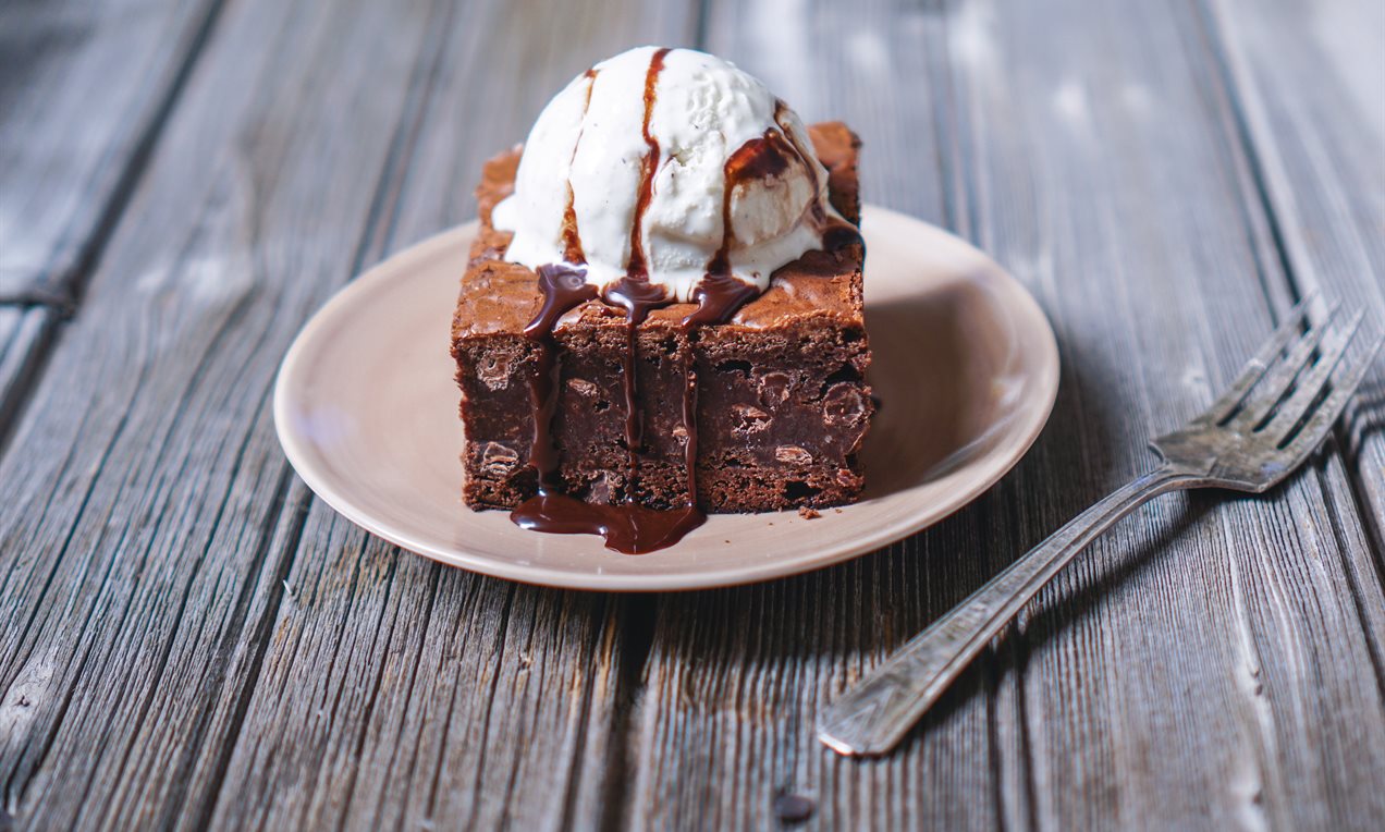 Walnut Brownie with Ice-cream